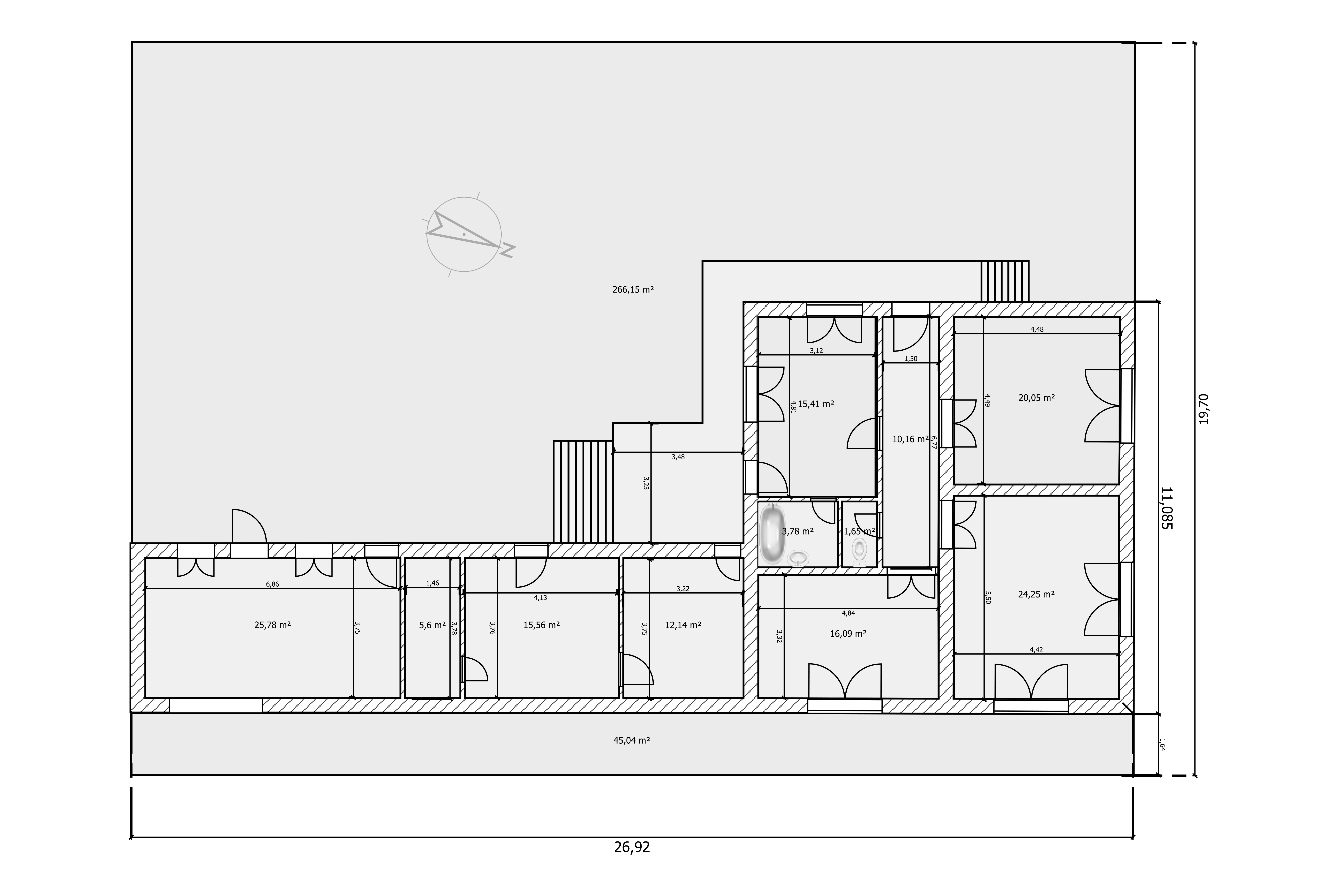 Egy nagy ház az udvarról fotózva.